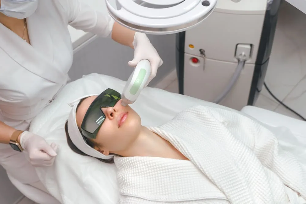 Depilacja laserowa krok po kroku – czego się spodziewać podczas pierwszej wizyty?